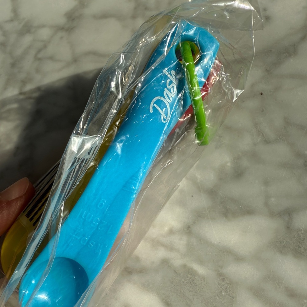 Dash Colorful Measuring Spoons Set - Picture 2 of 3